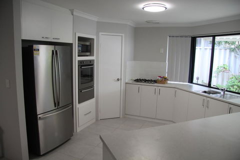 Warnbro Beach Family Accommodation - Accommodation Gladstone 1