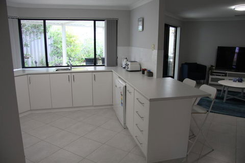Warnbro Beach Family Accommodation - Accommodation Gladstone 2
