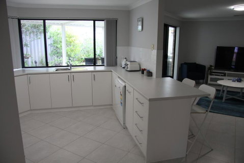 Warnbro Beach Family Accommodation - Accommodation Gladstone 2