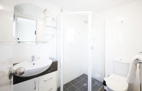 Warringa Surf Holiday Apartments - Accommodation Gladstone 0