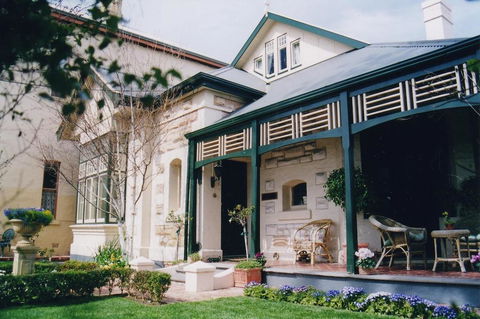 Water Bay Villa Bed & Breakfast - Accommodation Gladstone 0