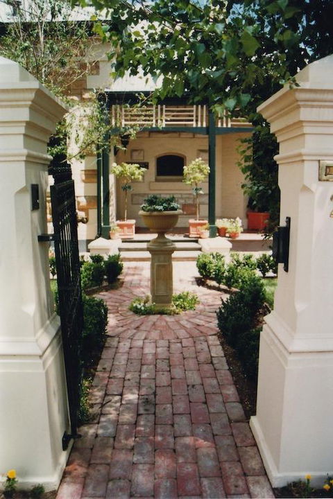 Water Bay Villa Bed & Breakfast - Accommodation Gladstone 3