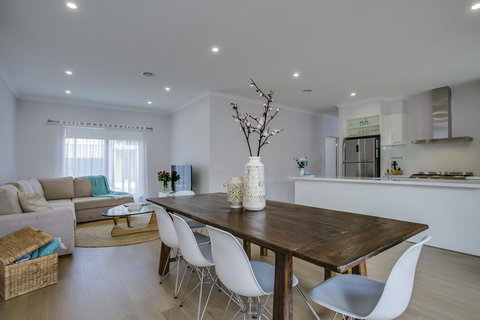 Water Edge Sensation - Accommodation Gladstone 0