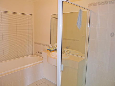 Water View House @ Orient Point - Accommodation Gladstone 3