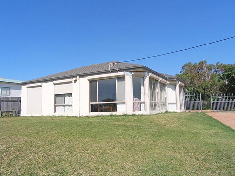 Water View House @ Orient Point - Accommodation Gladstone 1