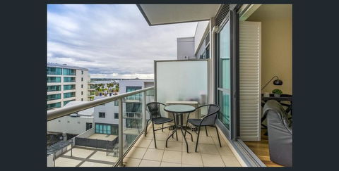 Waterfront (Yarra St) By Gold Star Stays - Accommodation Gladstone 2