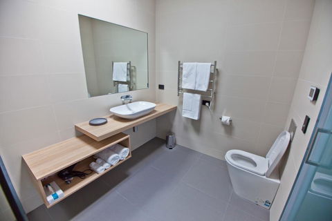 Waterfront Apartments - Accommodation Gladstone 2