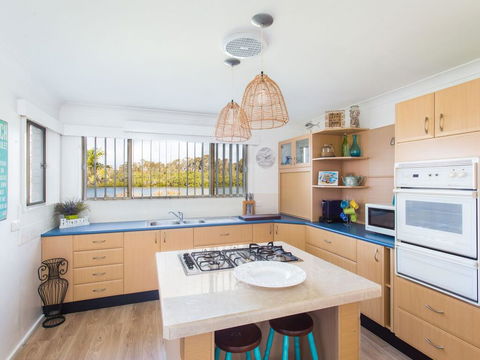 Waterfront At Point Road - Accommodation Gladstone 1