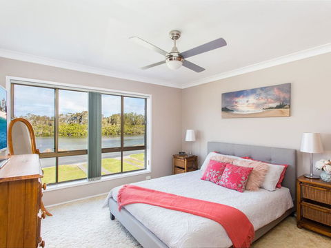Waterfront At Point Road - Accommodation Gladstone 0