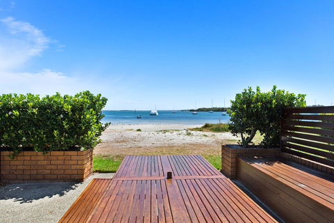 Waterfront At Sunset Boulevard, 26 Sunset Boulevard - Accommodation Gladstone 0