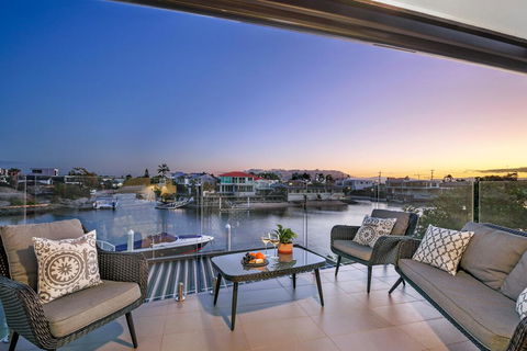 Waterfront Boutique Apartment - Personal Concierge - Accommodation Gladstone 1