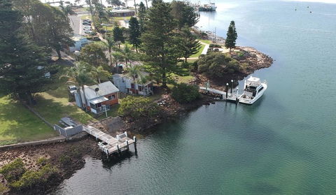 Waterfront Cottages - Accommodation Gladstone 0