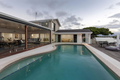 Waterfront Entertainer - Accommodation Gladstone 2