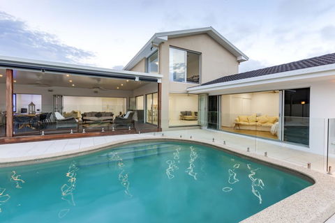 Waterfront Entertainer - Accommodation Gladstone 3