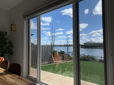 Waterfront Grand Villa For Big Group - Accommodation Gladstone 2
