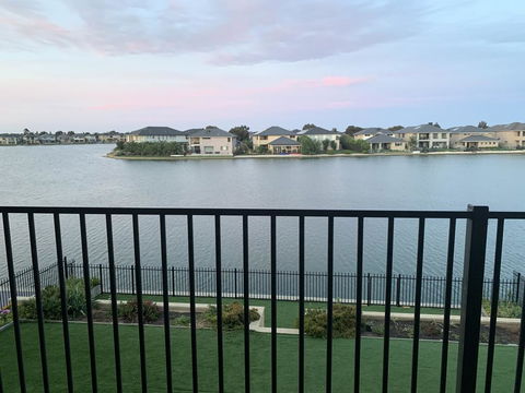 Waterfront Grand Villa For Big Group - Accommodation Gladstone 3