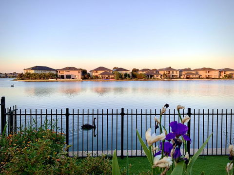Waterfront Grand Villa For Big Group - Accommodation Gladstone 1