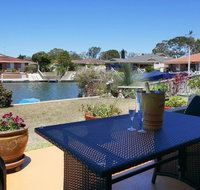 Waterfront Haven with jetty mooring and WiFI - Accommodation Gladstone