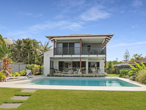WATERFRONT HOME BORDERING MOOLOOLABA - Accommodation Gladstone 0