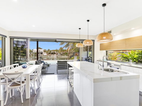 WATERFRONT HOME BORDERING MOOLOOLABA - Accommodation Gladstone 3