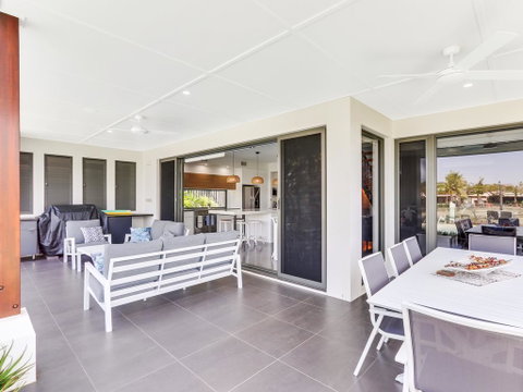 WATERFRONT HOME BORDERING MOOLOOLABA - Accommodation Gladstone 2