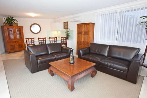 Waterfront On Manly Harbour - Accommodation Gladstone 2