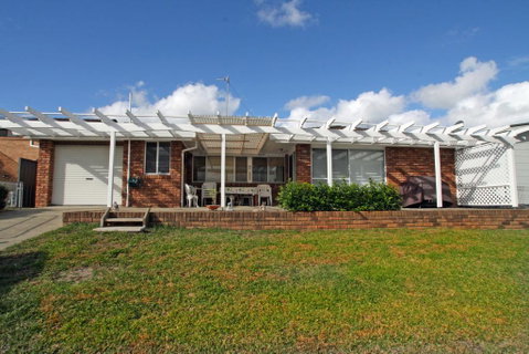 Waterfront On Sandpiper - Accommodation Gladstone 2