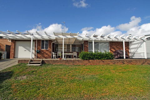 Waterfront On Sandpiper - Accommodation Gladstone 2