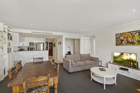 Waterfront Resort Living With Space For The Family - Accommodation Gladstone 3