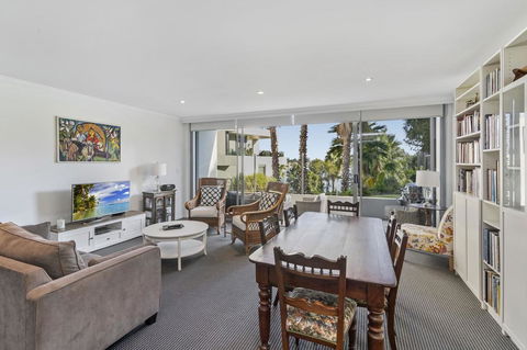 Waterfront Resort Living With Space For The Family - Accommodation Gladstone 0