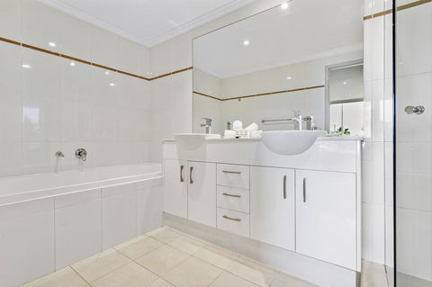 Waterfront Resort Living With Space For The Family - Accommodation Gladstone 2
