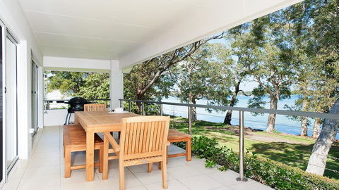Waterfront Serenity - Luxury Home With Grand Views - Accommodation Gladstone 2