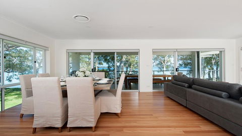 Waterfront Serenity - Luxury Home With Grand Views - Accommodation Gladstone 3