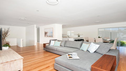 Waterfront Serenity - Luxury Home With Grand Views - Accommodation Gladstone 1