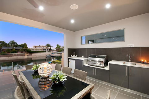 Waterfront Splendour - Accommodation Gladstone 1