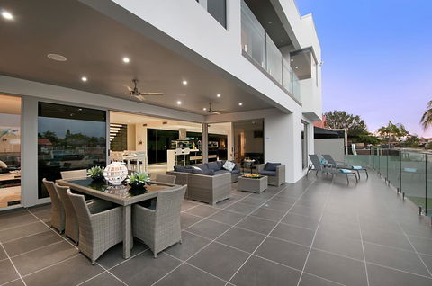 Waterfront Splendour - Accommodation Gladstone 0
