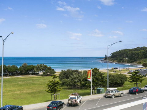 WATERFRONT THREE- In The Heart Of Lorne - Accommodation Gladstone 2