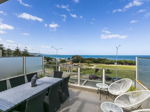 WATERFRONT THREE- In The Heart Of Lorne - Accommodation Gladstone 0