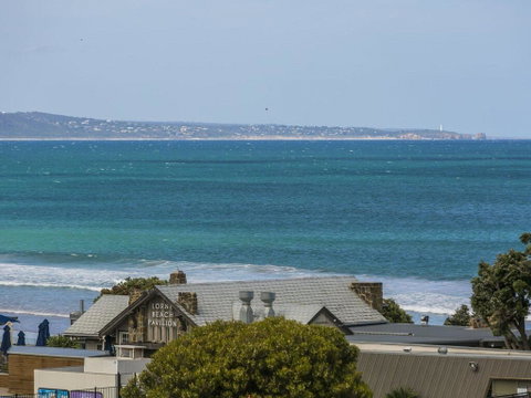 WATERFRONT THREE- In The Heart Of Lorne - Accommodation Gladstone 3