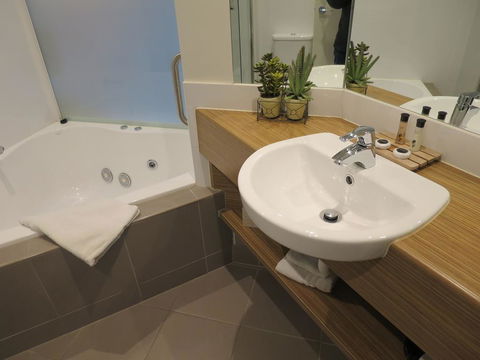 Waterfront@Waves - Accommodation Gladstone 1