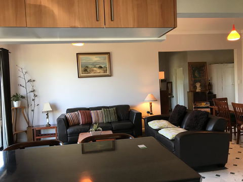 Hillâ€™s Creek Holiday Home - Accommodation Gladstone 0