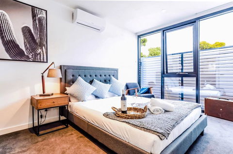 South Melbourne Short-stay Apartment - Accommodation Gladstone 0