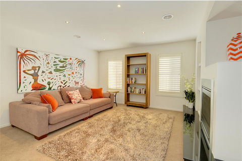 Newington Lakehouse - Accommodation Gladstone 16