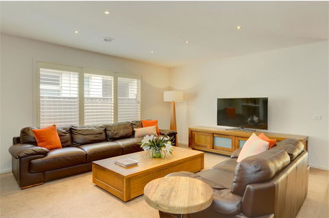 Newington Lakehouse - Accommodation Gladstone 9