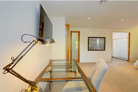 Newington Lakehouse - Accommodation Gladstone 7