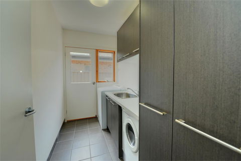 Newington Lakehouse - Accommodation Gladstone 3