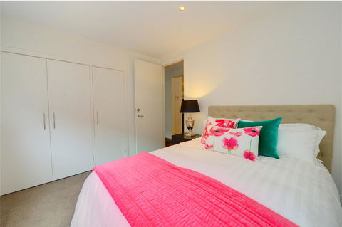 Newington Lakehouse - Accommodation Gladstone 12