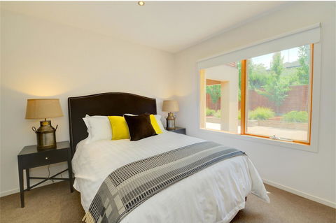 Newington Lakehouse - Accommodation Gladstone 6