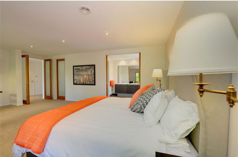 Newington Lakehouse - Accommodation Gladstone 4
