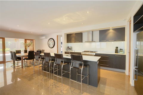 Newington Lakehouse - Accommodation Gladstone 5